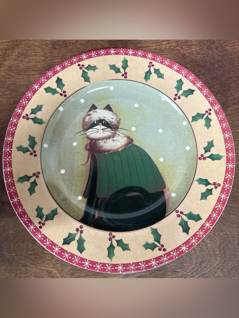 Oneida Holiday Cats Stoneware Accent Plate in Green, Red, Cream